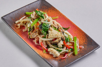 Лапша с морепродуктами в сливочном мисо-соусе