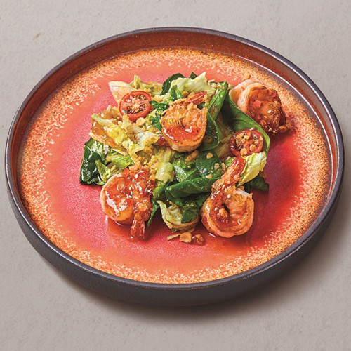 Салат с лососем,  киноа, пюре авокадо