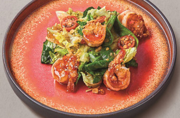 Салат с лососем,  киноа, пюре авокадо