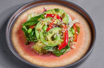 Салат с авокадо, красным перцем, шпинатом